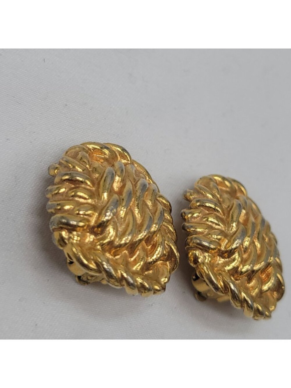Gold-Tone Woven Clip-On Earrings By AK With Textured Design Vtg Classic Style 1" - Picture 9 of 15